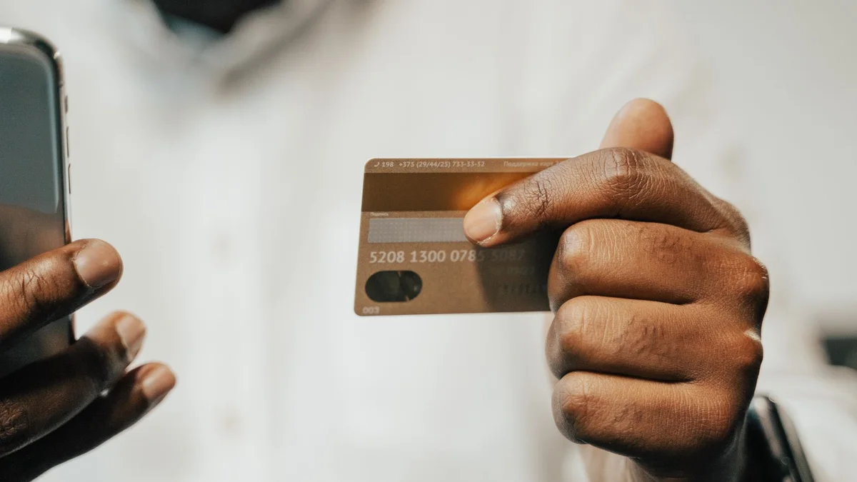 L'arnaque du faux coursier bancaire cible massivement les seniors : comment vous protéger