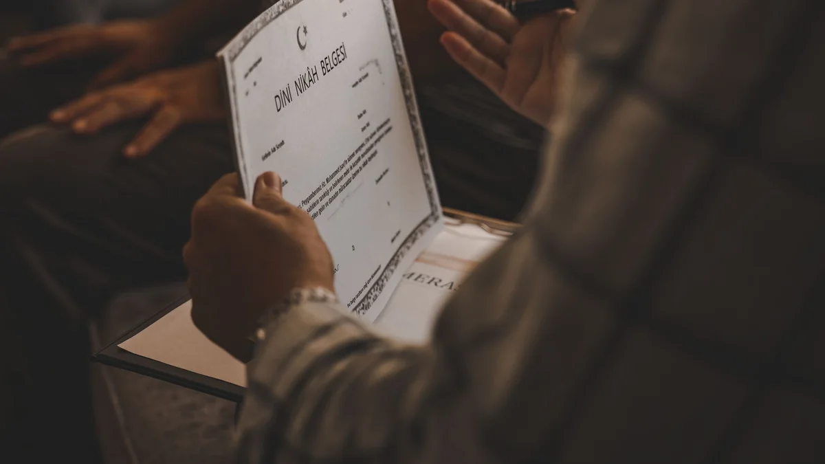 Les arnaques en ligne visant l'assurance maladie et la vignette Crit'Air se multiplient — voici comment les identifier et vous protéger